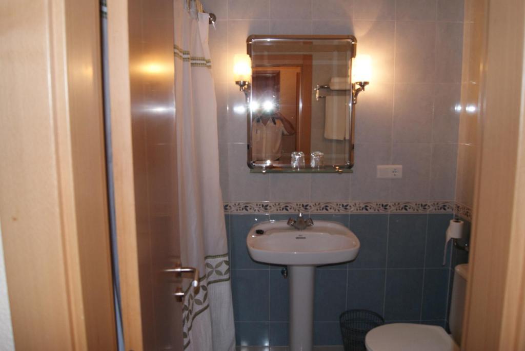 Hotel Alameda Alba De Tormes Bilik gambar
